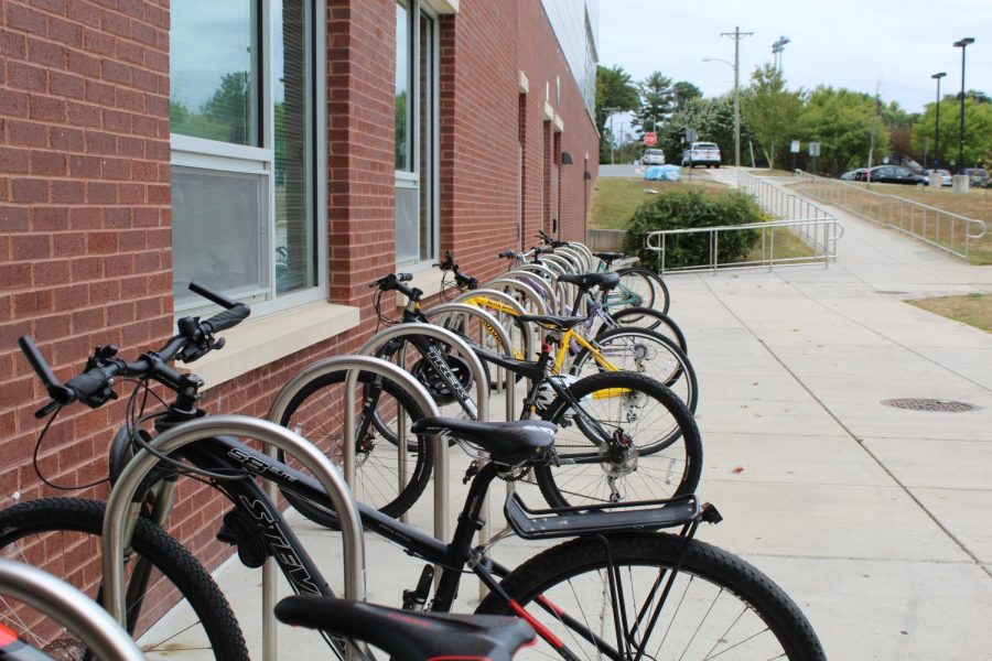 Riding a bike to school is one of the ways to achieve carbon neutrality.
