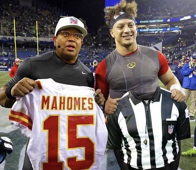 This is Mahomes swapping jerseys with the ref.